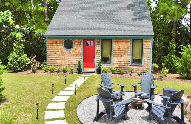 Dreamy Coastal Cottage w/King Bed~FirePit~Outdr Shower. 5 minutes to the Beach!