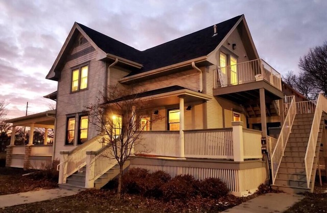 Dreamy cottage in prime Newbo location - Wheelchair and Pet Friendly - steps from bars, cafes and re