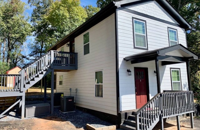 Dreamy Downstairs Unit of Guest Home with Private Patio, BBQ Area & Yard Games!