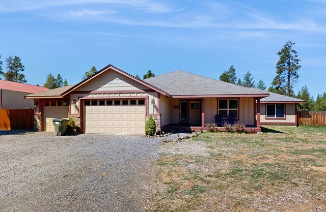 Dreamy getaway near river with hot tub, lush property, fire pit, grill & WiFi