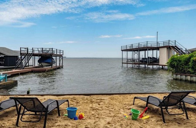 Dreamy Lake Cottage, Private Beach, Deep Water, Boat Ramp
