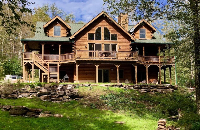 Dreamy Lakefront Log Cabin - 2 Stunden von NYC! Schlafmöglichkeiten für 14 (5Bed / 3Bth) 7 private Morgen