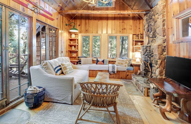 Dreamy Lofted Cabin W/ Private Hot Tub, Sauna, Gas Grill, Firepit & Full Kitchen