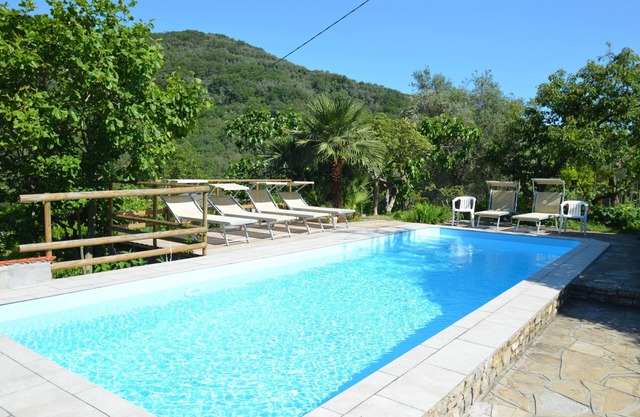 Romantisches Natursteinhaus mit Pool im Olivenhain, nur 9 km vom Meer entfernt