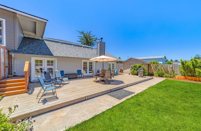 Dreamy NorCal home with large backyard, fast WiFi, deck & grill - ideal location