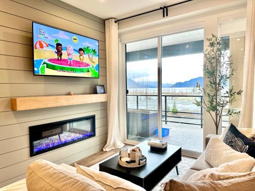 Dreamy Panoramic Lakeview 1 Bedroom plus Den