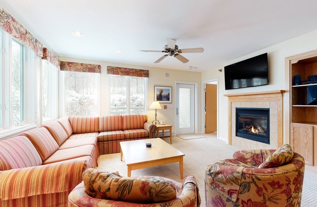 Dreamy Ski-In/Ski-Out Condo at Smugglers’ Notch w/ Shared Pool and Hot Tub