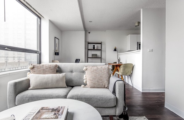 Dreamy Streeterville Studio w/ Pool & Gym, nr Navy Pier, by Blueground