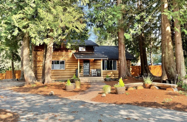 Dreamy trees & woodsy views just up from Tyee Beach… Camano Log House