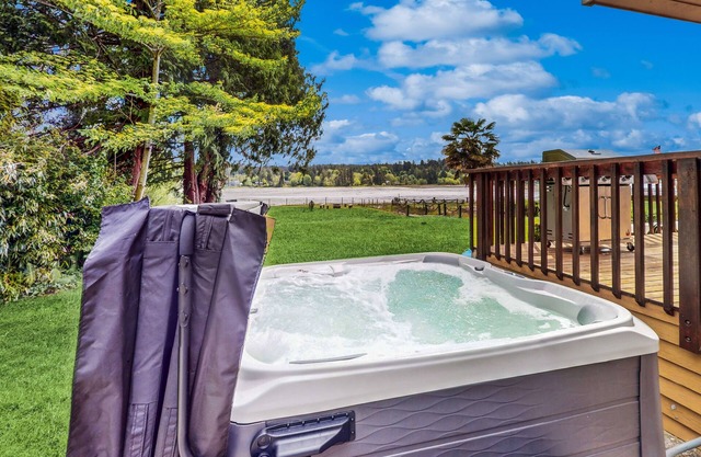Dreamy waterfront haven with beach, pond, trails, kayaks, hot tub & shuffleboard