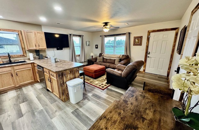Drew’s Delight - Relax in Comfort! Modern, Fully Remodeled, No Stairs!
