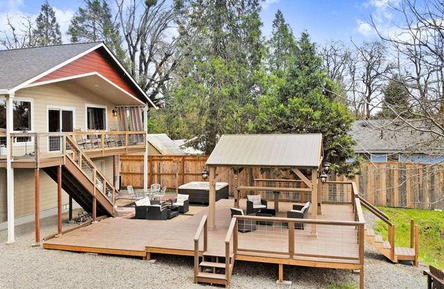 Drift Away - A beautiful River front home in Southern Oregon