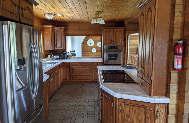 *New Listing* Drift Away Lodge - Waterfront Property with private pool & hot tub
