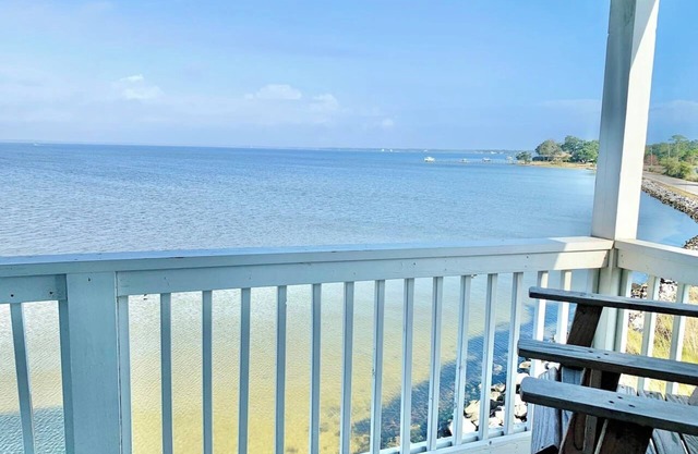 Drift Away - Waterfront End Unit with 2 Kayaks