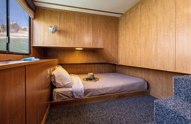 Drift, Dream, Discover: Your Houseboat Adventure Awaits!