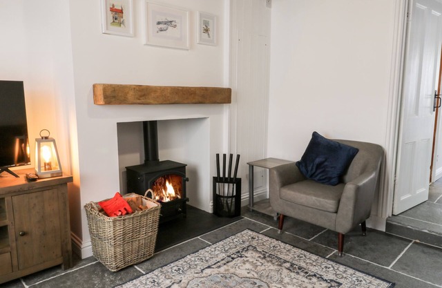 DRIFTWOOD COTTAGE, pet friendly, with open fire in Hinderwell