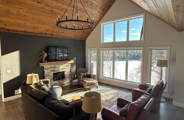 Driftwood Hideaway Private & Serene & Spacious Lakefront….So much to do!