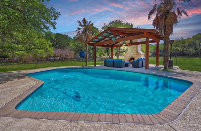 Driftwood Manor - Upscale Hill Country property with Private Pool!