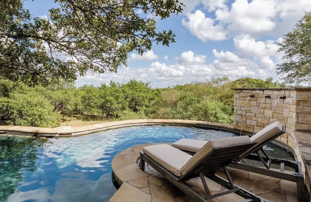 Dripping Springs Dream House with pool, views, and privacy - sleeps 8!
