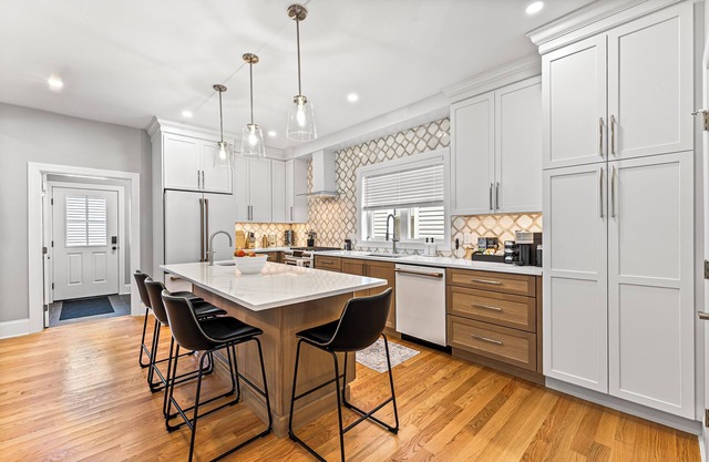 <NEW> Driveway parking-10 min to Boston-close to train station-kids playroom