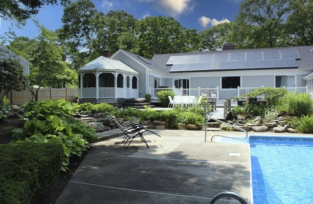 Dromo Landing: 133-Ba Picture Perfect Pool Property in a Quiet Cummaquid Neighborhood