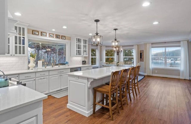 Dromore Estate & Lilac Cottage · Luxury Lakeview Estate- 2 homes on 2 acres!