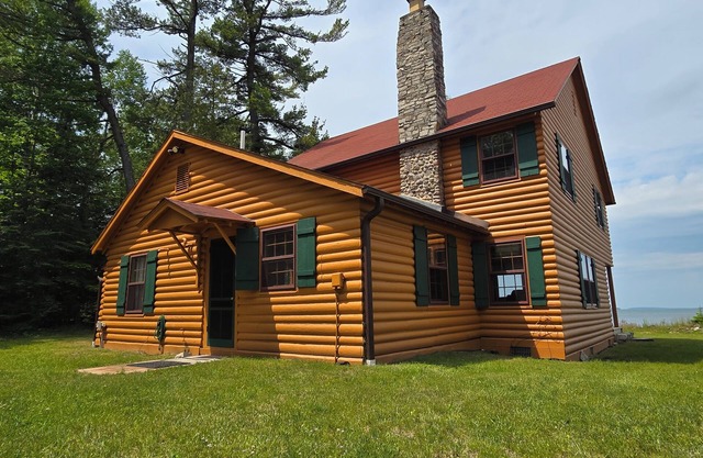 Drummond Island Hotel & Vacation Homes - Lakeside Lodge