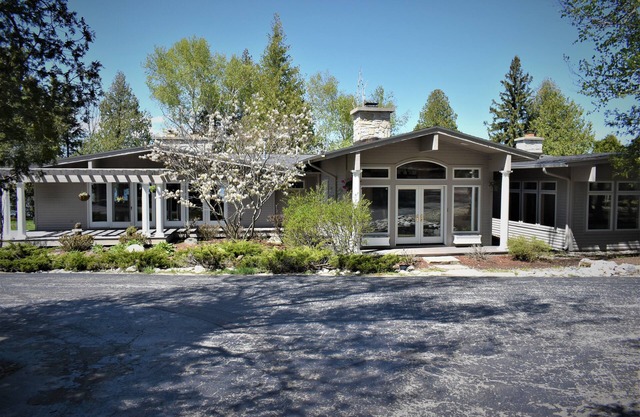 Drummond Island Hotel & Vacation Homes - Some Point North