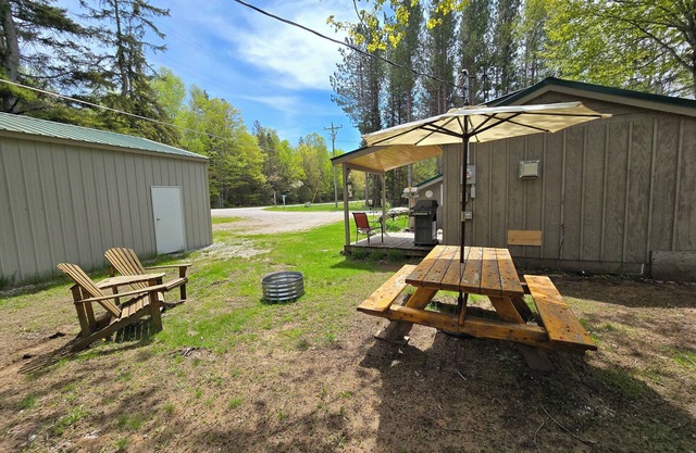 Drummond Island Hotel & Vacation Homes - Heardy's Yada Yada