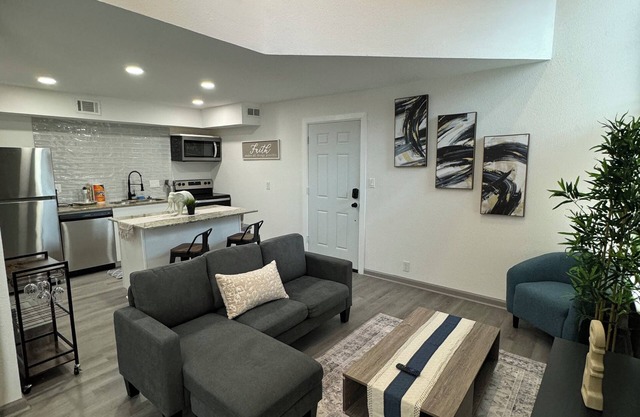 DT Dallas 2BD COZY ABODE 5 Min from Love Field