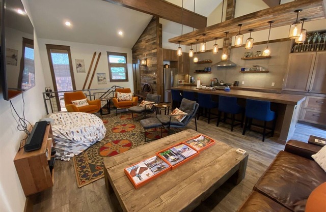 DT Ketchum - Chill, Two-Story Getaway w/ a Gourmet Kitchen - Walk Downtown & to River Run Lifts