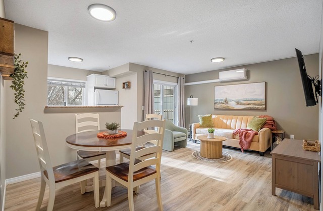 3 Beds Queen, Free Underground Parking, AC, Riverwalk, Saddledome, 2 bedrooms