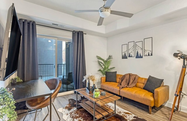 DT SLC | King Bed | Gym | Parking | Walk Score 90