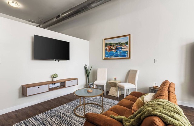 DTLA Loft/Parking/Pool/Gym/Steps to Crypto Arena