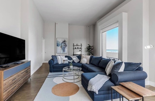 Dtown Penthouse 11+Parking, Gym, Pvt Patio, Pool
