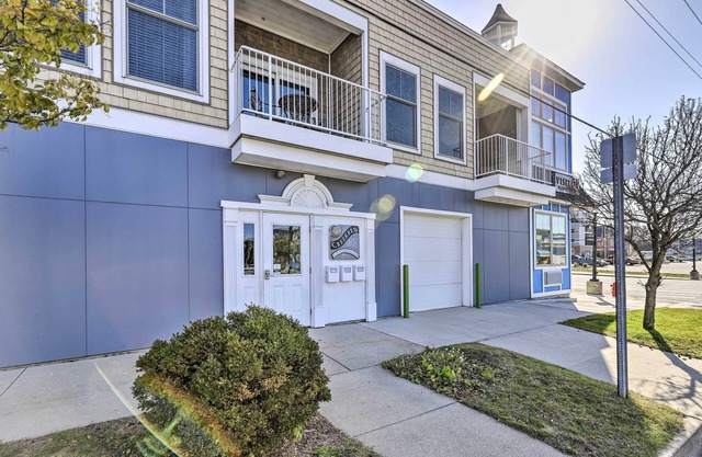 Dtwn Ludington Condo: Balcony, Walk To Beach!