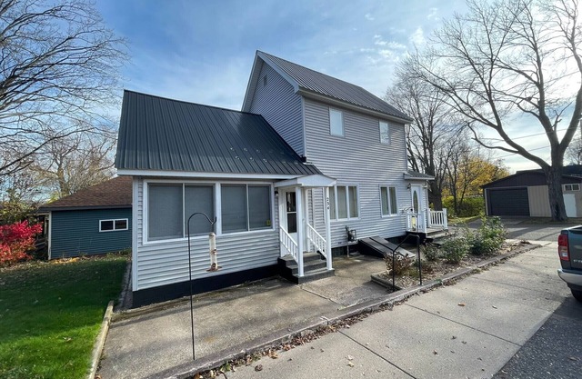 "Du-topia 2" - Entire home centrally located in Lake Linden.