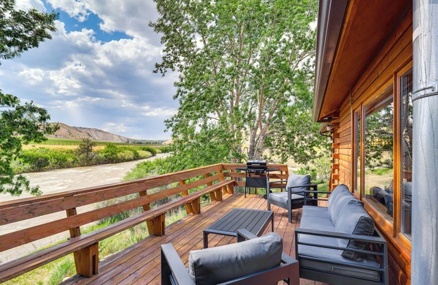 Dubois Riverfront Lodge w/ On-Site Fishing & Views