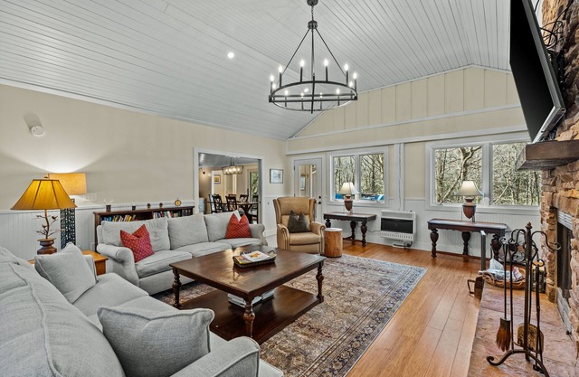 Duck's Nest - 2 BR Modern Retreat by the creek