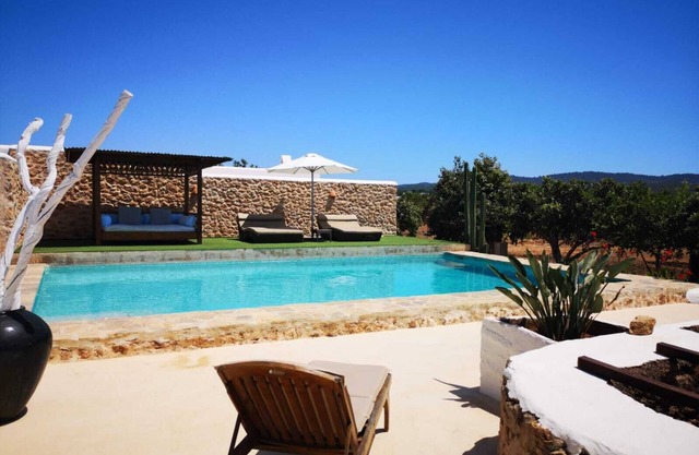 Fantastische Villa im Ibiza-Stil, sehr großes privates Schwimmbad, klimatisiert