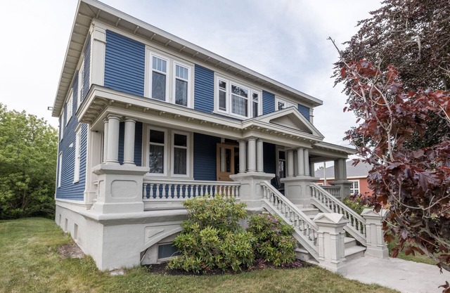 Duff Heritage House-4 bedrooms, sleeps 10!