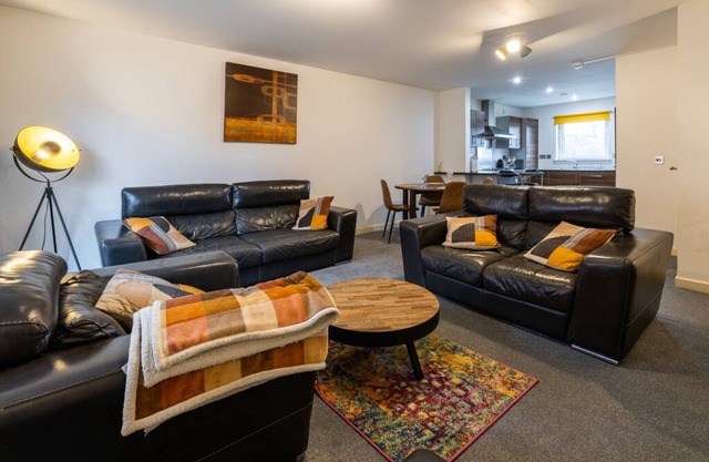 Dundee City centre apartment - 3 bedrooms sleeps 6