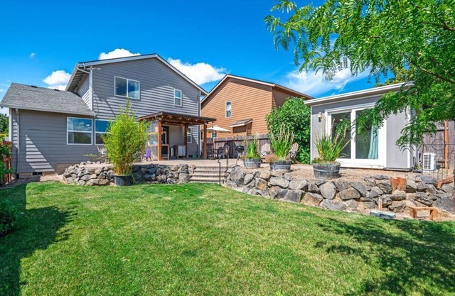 Dundee Hillside Retreat ~ Central Family & Dog Friendly Home!