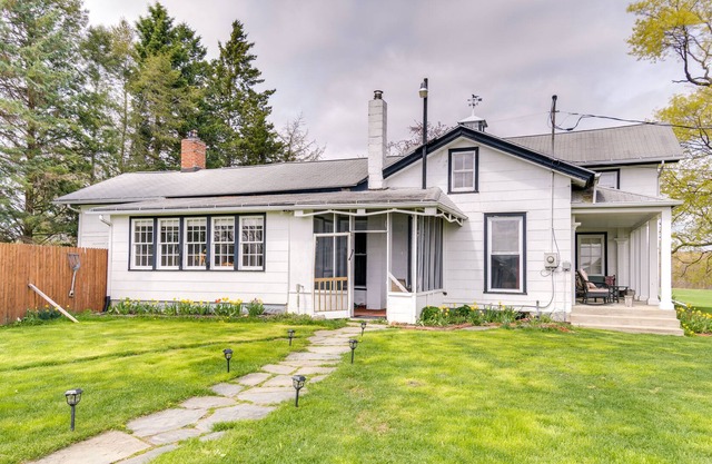 Dundee Vacation Home w/ Sunroom + Fire Pit