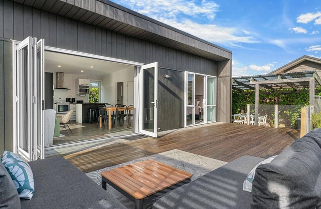 Dune Days - Charming, sunny home with great outdoor living in the heart of the village