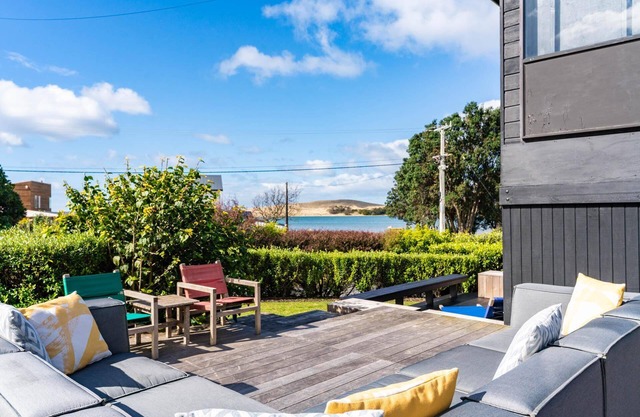 Dune Views - Sunny, quirky kiwi bach with estuary views