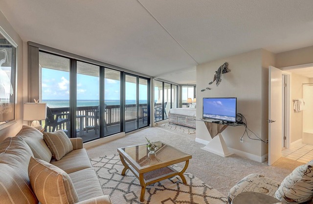 Dunes:904 Beautiful Condo, 2 BR. on the beach!