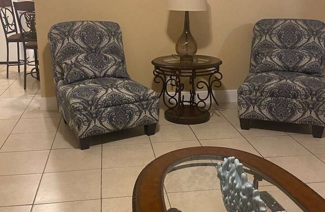 Duplex- 6 min to the beach