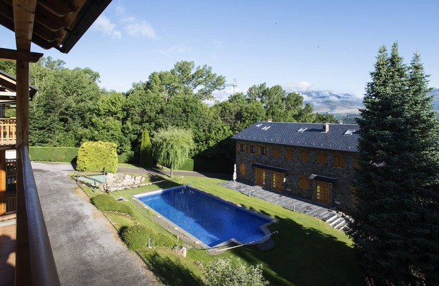 Duplex apartment with pool close to ski resorts and hiking trails