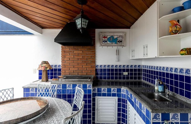 Duplex com cobertura, piscina e área gourmet no centro de Ubatuba